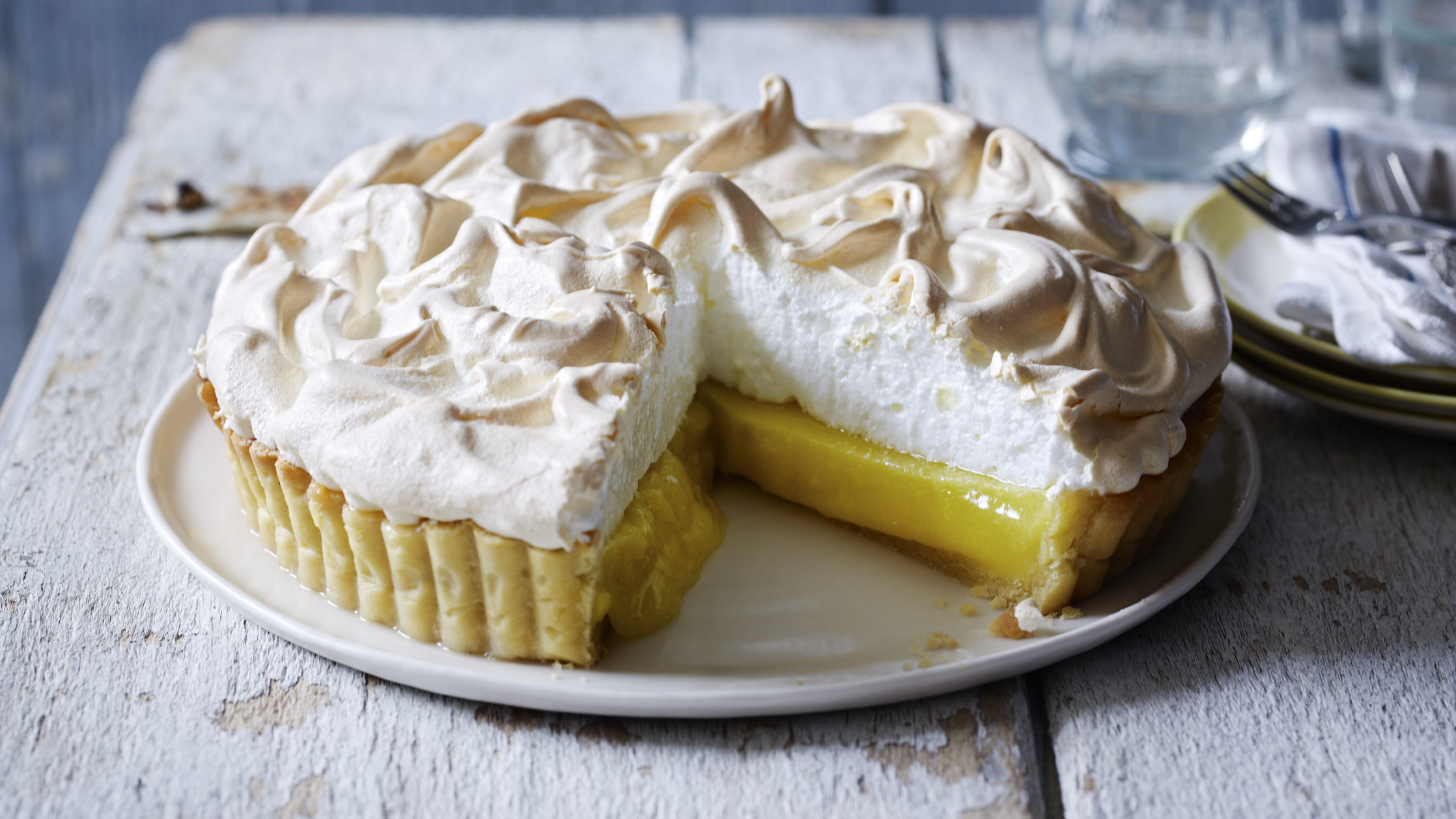 Кондитерская меренга. Лимонный меренговый торт. Лимонный меренговый пирог. Меренговый лимонный тарт. Торт лимонный с меренгой.