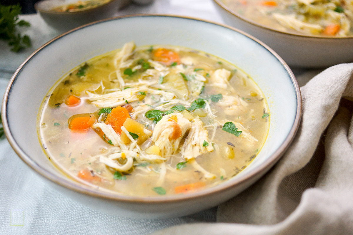 Какой вкусный суп из курицы. Куриный суп. Бразильский куриный суп. Итальянский суп с курицей. Чикен суп.